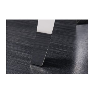 Zoom sur l'un des pieds de la table basse VELENA avec sous plateau en bois et plateau en verre 100cm