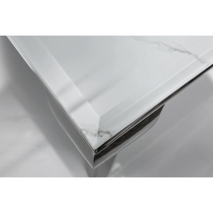 Zoom sur le coin de la table basse VELENA avec plateau effet marbre blanc
