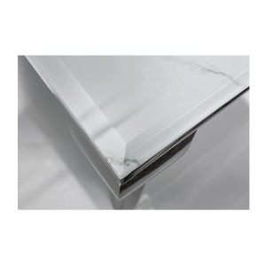 Zoom sur le coin de la table basse VELENA avec plateau effet marbre blanc