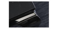 Zoom sur la texture du plateau de la table basse VELENA avec plateau effet marbre noir