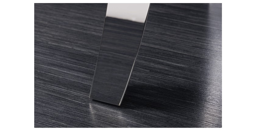Zoom sur l'un des pieds de la table basse VELENA avec plateau effet marbre noir