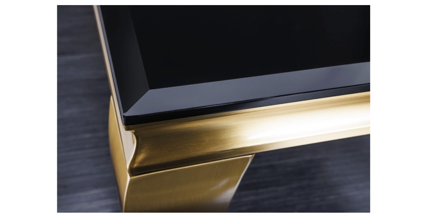 Zoom sur le coin de la table basse VELENA plateau noir et pieds or