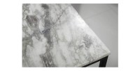Zoom sur le coin du plateau de la table basse VORTEX blanche