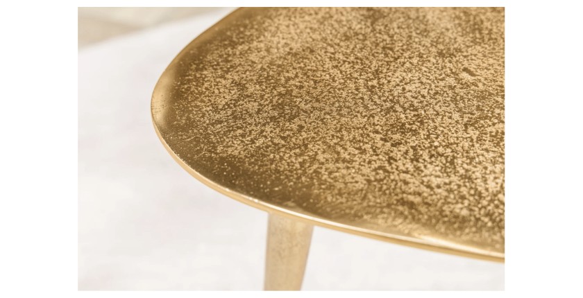 Zoom sur le plateau des tables basses gigognes VORTEX dorées
