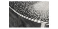 Zoom sur l'un des plateaux des tables basses gigognes argentées VORTEX