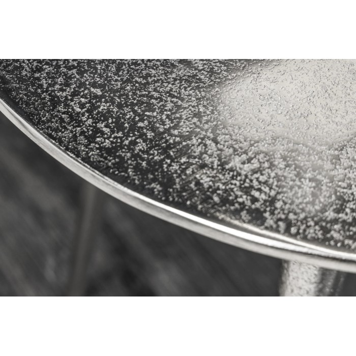 Niedrige Beistelltische VORTEX in Silber aus Aluminium - 2er Set asymmetrisch gestalteter Tische