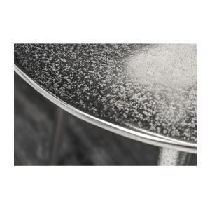 Zoom sur l'un des plateaux des tables basses gigognes argentées VORTEX