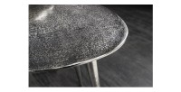 Zoom sur la tranche de l'un des plateaux des tables basses gigognes argentées VORTEX