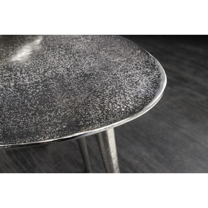 Niedrige Beistelltische VORTEX in Silber aus Aluminium - 2er Set asymmetrisch gestalteter Tische