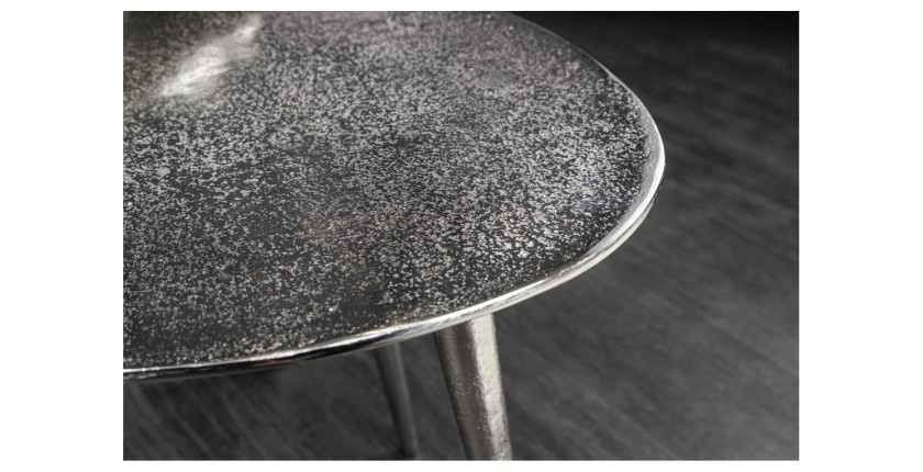 Zoom sur la tranche de l'un des plateaux des tables basses gigognes argentées VORTEX