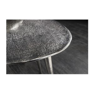 Zoom sur la tranche de l'un des plateaux des tables basses gigognes argentées VORTEX