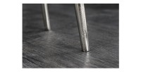 Zoom sur les pieds des tables basses gigognes argentées VORTEX