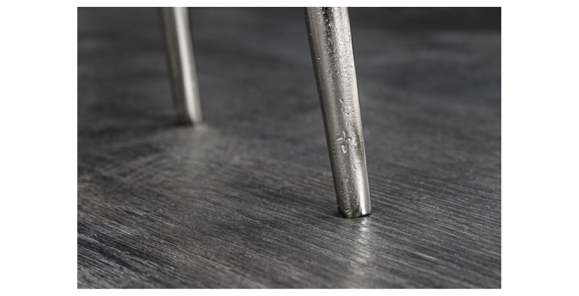 Zoom sur les pieds des tables basses gigognes argentées VORTEX