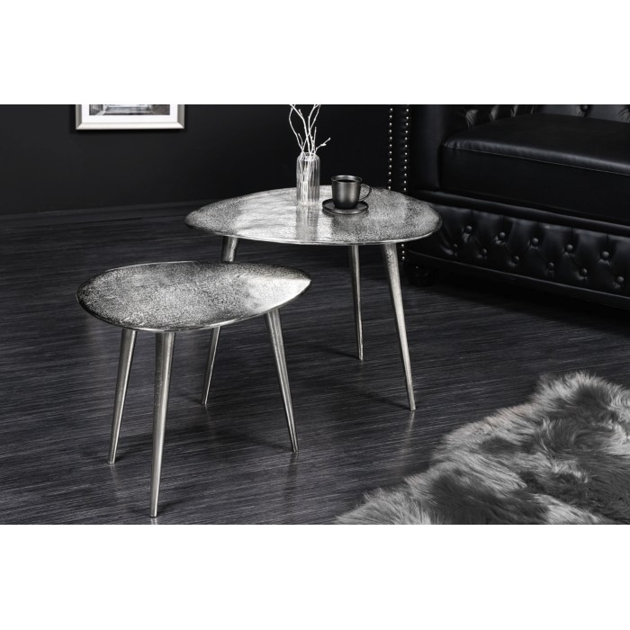 Niedrige Beistelltische VORTEX in Silber aus Aluminium - 2er Set asymmetrisch gestalteter Tische