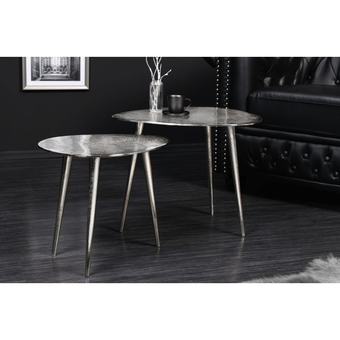 Niedrige Beistelltische VORTEX in Silber aus Aluminium - 2er Set asymmetrisch gestalteter Tische