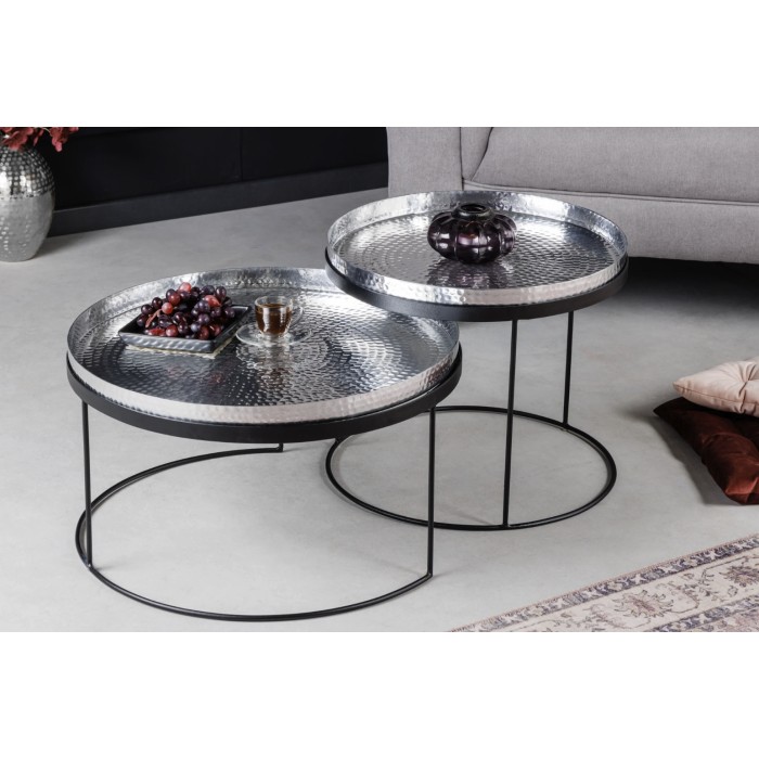 Niedrige Beistelltische VORTEX in Silber, Aluminium – 2er Set runde Tische im gehämmerten Design