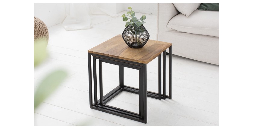 Tables basses gigognes VORTEX avec plateaux en bois rassemblées en un bloc
