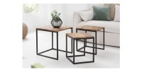 Tables basses gigognes VORTEX avec plateaux en bois placés différemment dans l'espace