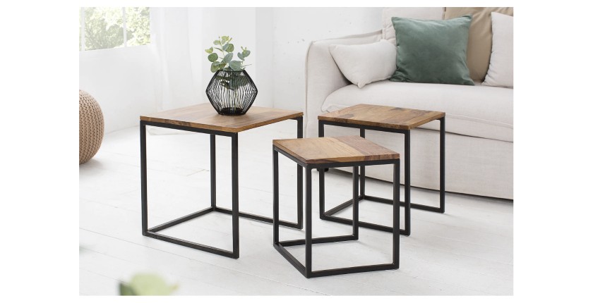 Tables basses gigognes VORTEX avec plateaux en bois placés différemment dans l'espace