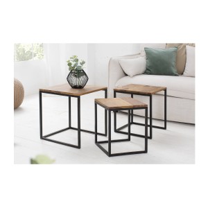Tables basses gigognes VORTEX avec plateaux en bois placés différemment dans l'espace