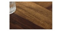 Zoom sur l'un des plateaux des tables basses gigognes empilables en bois VORTEX