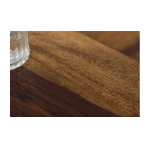Zoom sur l'un des plateaux des tables basses gigognes empilables en bois VORTEX