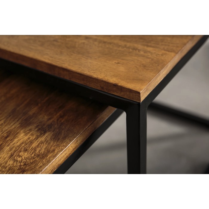 Stapelbare Couchtische VORTEX aus massivem Sheeshamholz und schwarzem Metall – 2er-Set im Industriedesign