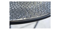 Zoom sur la tranche d'un des plateaux des tables basses gigognes grises écaillées VORTEX