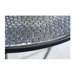 Zoom sur la tranche d'un des plateaux des tables basses gigognes grises écaillées VORTEX