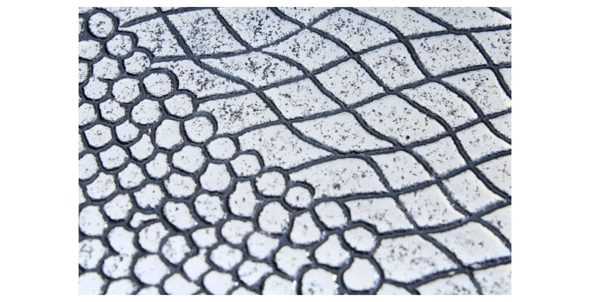 Zoom sur les motifs des plateaux des tables basses gigognes grises écaillées VORTEX