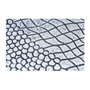 Zoom sur les motifs des plateaux des tables basses gigognes grises écaillées VORTEX