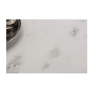 Zoom sur la matière du plateau de la table basse VINTORA blanche
