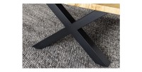 Zoom sur les pieds de la table basse RIVET 90cm en bois