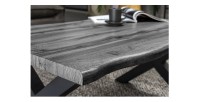 Zoom sur la tranche du plateau de la table basse RIVET grise 90cm