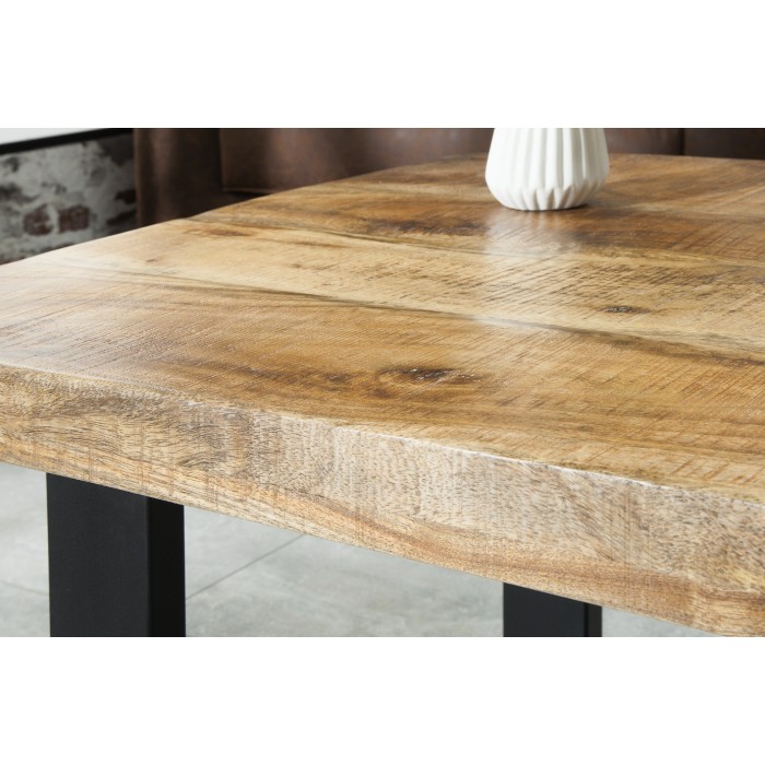 Zoom sur la tranche du plateau de la table de salle à manger 100cm en bois de manguier