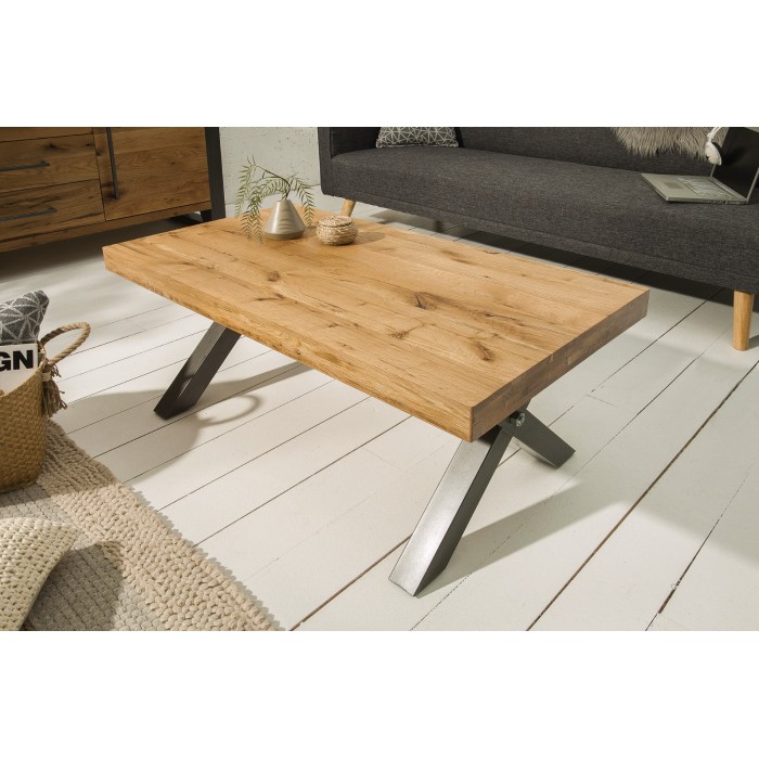 Table basse CAVARA 110 cm aus massivem geöltem Eichenholz mit schwarzen Metallbeinen in X-Form – Industriestil