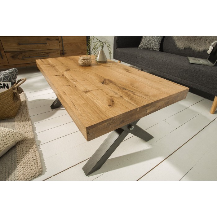 Table basse CAVARA 110 cm aus massivem geöltem Eichenholz mit schwarzen Metallbeinen in X-Form – Industriestil