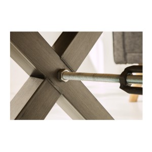 Table basse CAVARA 110 cm en bois massif de chêne huilé avec pieds métal noir en X – style industriel