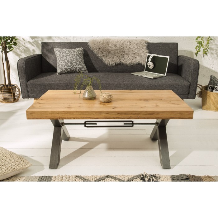 Table basse CAVARA 110 cm aus massivem geöltem Eichenholz mit schwarzen Metallbeinen in X-Form – Industriestil