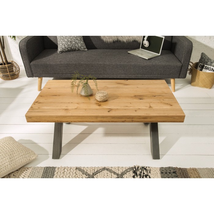 Table basse CAVARA 110 cm aus massivem geöltem Eichenholz mit schwarzen Metallbeinen in X-Form – Industriestil