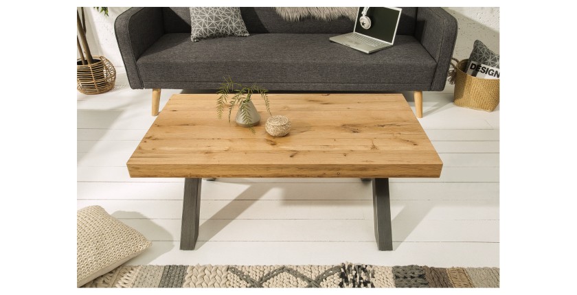 Table basse CAVARA 110 cm en bois massif de chêne huilé avec pieds métal noir en X – style industriel