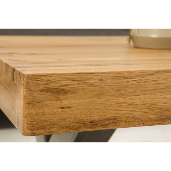 Table basse CAVARA 110 cm aus massivem geöltem Eichenholz mit schwarzen Metallbeinen in X-Form – Industriestil