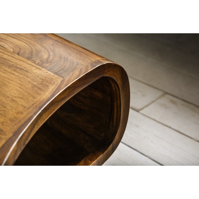 Zoom sur l'arrondi de la table basse NERA 90cm en bois de Sheesham