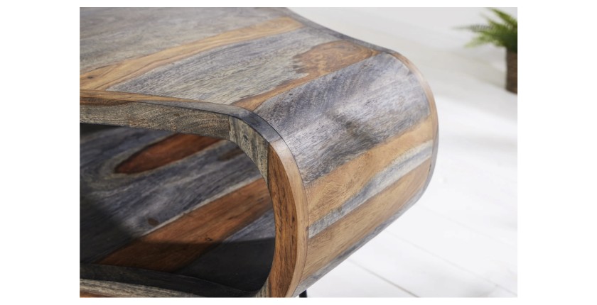 Zoom sur l'arrondi de la table basse NERA 70cm en bois vieilli