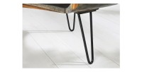 Zoom sur les pieds de la table basse NERA 70cm en bois vieilli