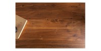 Zoom sur la texture du plateau de la table basse NERA 110cm bois d'acacia