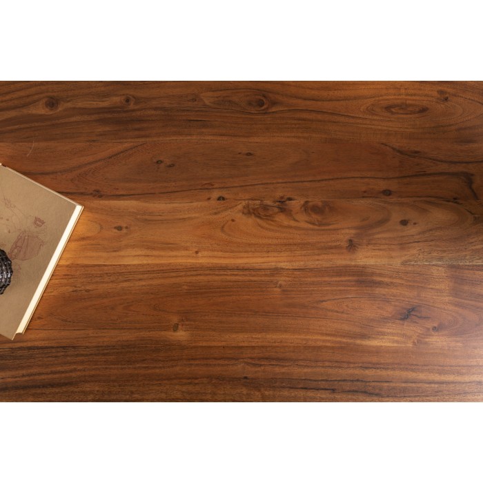 Zoom sur la texture du plateau de la table basse NERA 110cm bois d'acacia