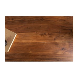 Zoom sur la texture du plateau de la table basse NERA 110cm bois d'acacia