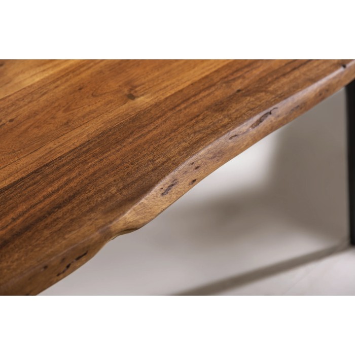 Zoom sur la tranche de la table basse NERA 110cm bois d'acacia