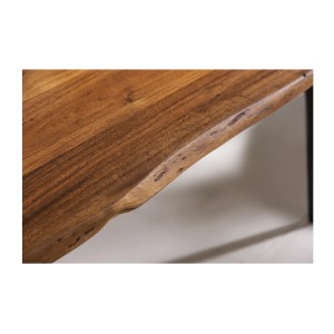 Zoom sur la tranche de la table basse NERA 110cm bois d'acacia